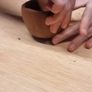 Crea i Brinda: Taller de cerámica y vino ✨🍷